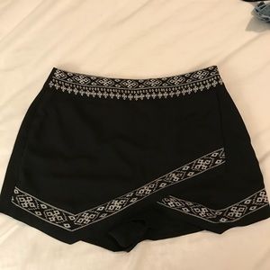 Kendall and Kylie Skort